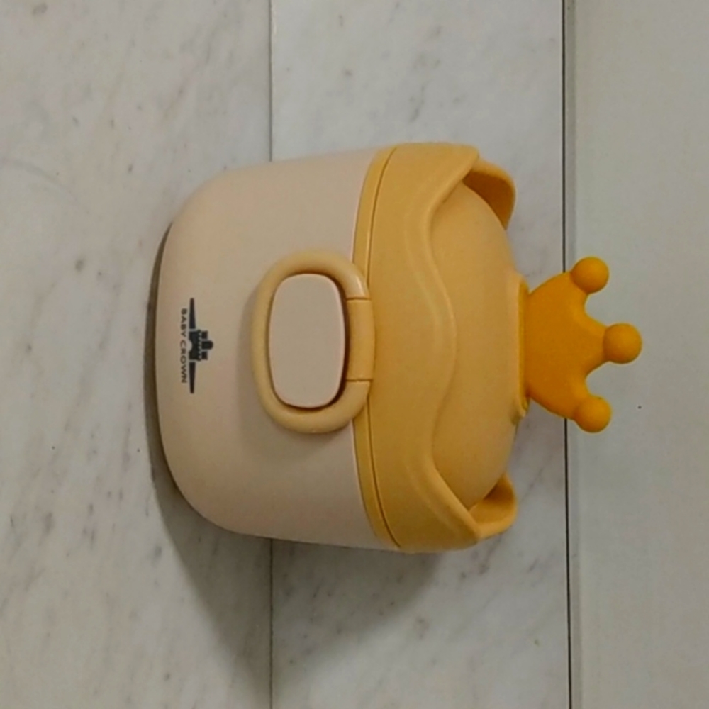 Baby formula container with crown on top